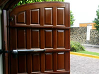 Puerta abatible afuera con brazo