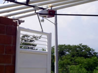 Puerta abatible con riel y cadena