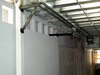 Puerta corrediza con riel y cadena