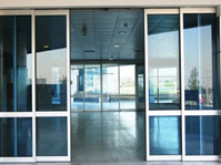 Puerta telescópica con sensor